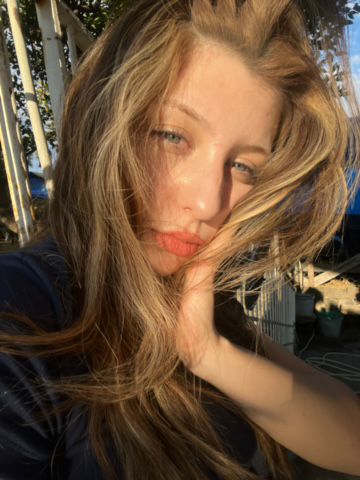 Gülümsemen her şeye değer